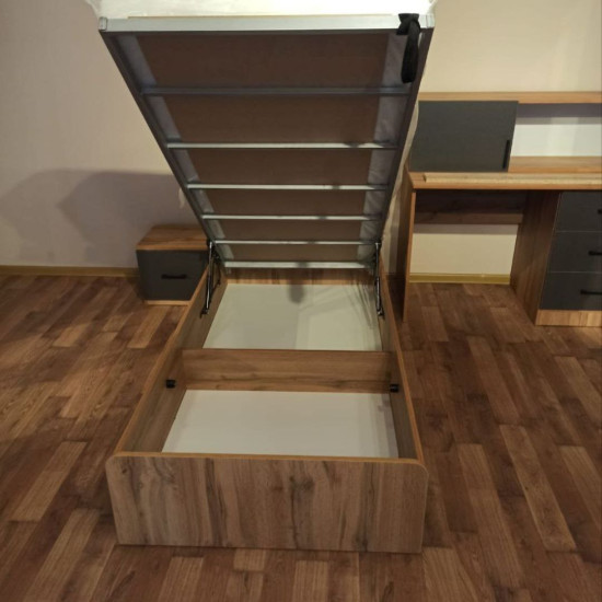 Minyon gənc çarpayı